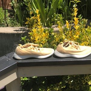 Allbirds lemon yellow wool runners. Like new size 8